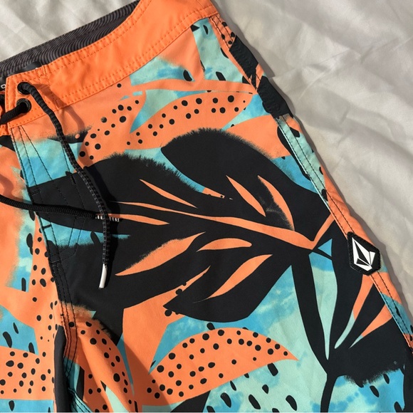 Volcom Mod-Tech Board Shorts - Picture 2 of 7